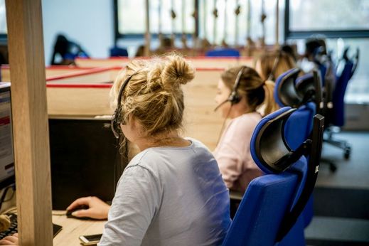 Załóż działalność gospodarczą. Młode kobiety pracujące w call centre siedzące przy biurkach z komputerami.