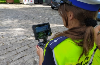 Policja kontrolowała przejście dla pieszych z pomocą drona