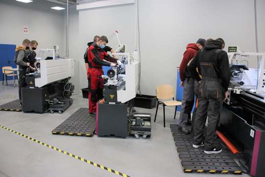 Młodzież ucząca się obróbki metali na urządzeniach w CKZ Technik w Kielcach.