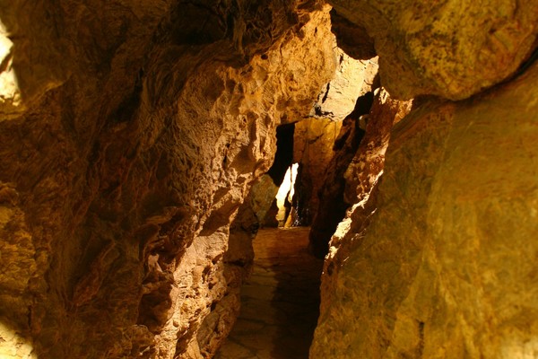 Niezwykły świat jaskiń na obrazach Lucji Radwan.
