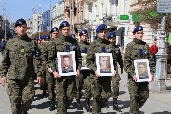 Żołnierze niosący zdjęcia ofiar sowieckiej zbrodni podczas Kieleckiego Marszu Katyńskiego