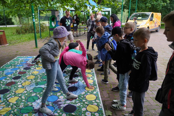 Grupa dzieci bawiąca się twistera.