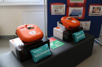 Więcej urządzeń ratujących życie. Defibrylatory AED trafiły do ZSI i Teatru „Kubuś”