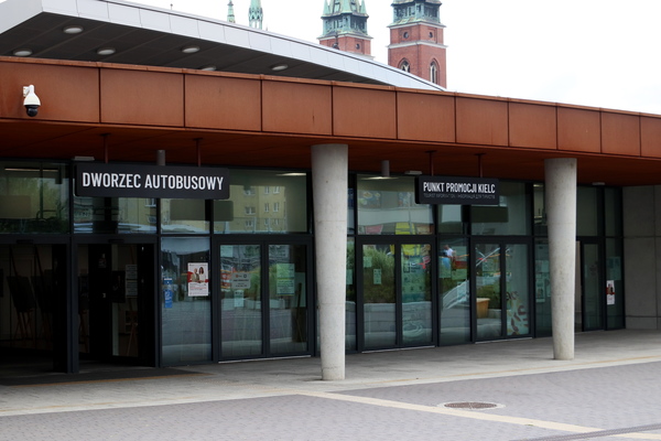 Zdjęcie przedstawiające wejście do Punktu Promocji Kielc na Dworcu Autobusowym w Kielcach