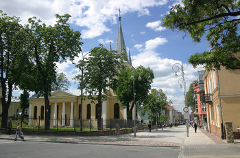 Początek ul. Sienkiewicza - po lewej, Ekumeniczna Świątynia pokoju