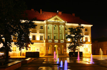 Urząd Miasta i fontanny - nocna iluminacja
