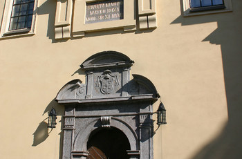 Główne wejście przyozdobione marmurowym portalem (1948r.)