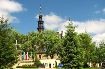 Katedra od strony południowej wiosną