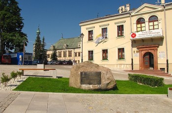 W zachodniej części placu znajduje się granitowy głaz narzutowy, na którym umieszczono tablicę z brązu ku pamięci ks. Piotra Ściegiennego i wydarzeń związanych z powstaniem listopadowym.