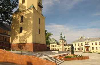 20 października 1999 roku stanął pomnik księdza Jerzego Popiełuszki. Został odsłonięty w 15 rocznicę męczeńskiej śmierci kapłana.