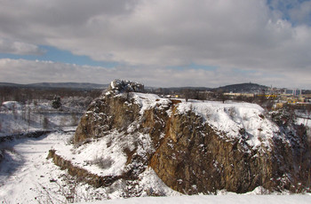 Kadzielnia zimą - widok z punktu widokowego na szczycie ściany wschodniej kamieniołomu