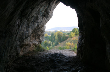Widok z jaskini znajdującej się na szczycie Skałki Geologów