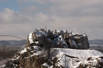 Widok z jaskini znajdującej się na szczycie Skałki Geologów