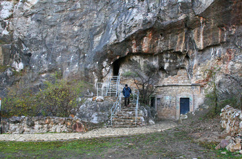 Wejście do udostępnionych dla turystów jaskiń we wschodniej ścianie.