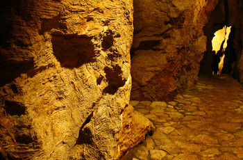 Deniwelacji udostępnionych jaskiń wynosi 10 m,  na trzech poziomach.