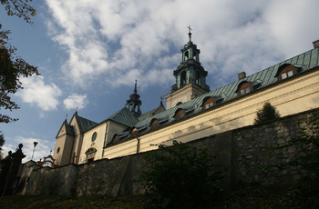 Zabudowania kościoła św. Karola Boromeusza i klasztoru pobernardyńskiego ufundowanego przez biskupa Marcina Szyszkowskiego.