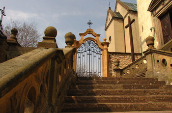 Główne wejście do kościoła - schody boczne