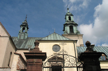 Główne wejście do kościoła.