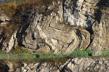 Centralna część kamieniołomu, w której widoczny jest piękny fałd, to rejon ściśle chroniony i wydobywanie tu skamieniałości jest zabronione.