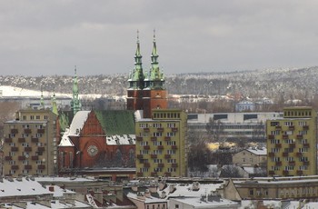 Kościół Św. Krzyża (na bliższym planie budynki przy ul. Czarnowskiej)