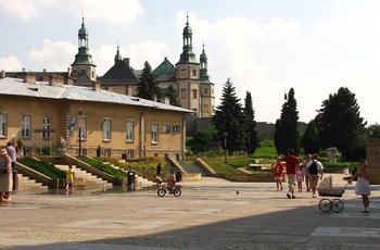 Plac Artystów. W tle Biuro Wystaw Artystycznych i Pałac Biskupów Krakowskich