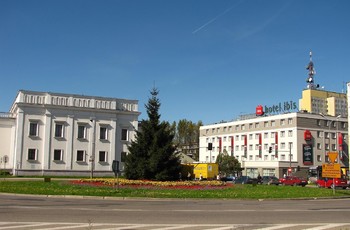 Dawny budynek synagogi oraz hotel Ibis przy skrzyżowaniu ul. Warszawskiej i al. IX Wieków Kielc
