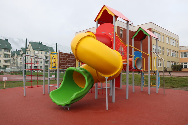 Plac zabaw i bieżnia przy szkole na Ślichowicach już dostępne